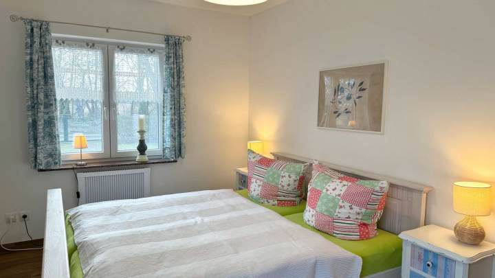 Charmantes Reetdachhaus in naturnaher Lage nahe dem Großen Jasmunder Bodden