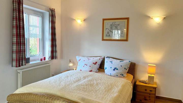 Charmantes Reetdachhaus in naturnaher Lage nahe dem Großen Jasmunder Bodden