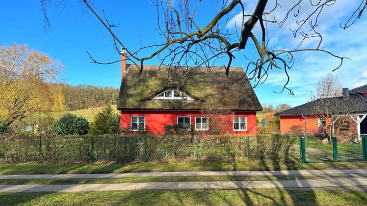Charmantes Reetdachhaus in naturnaher Lage nahe dem Großen Jasmunder Bodden