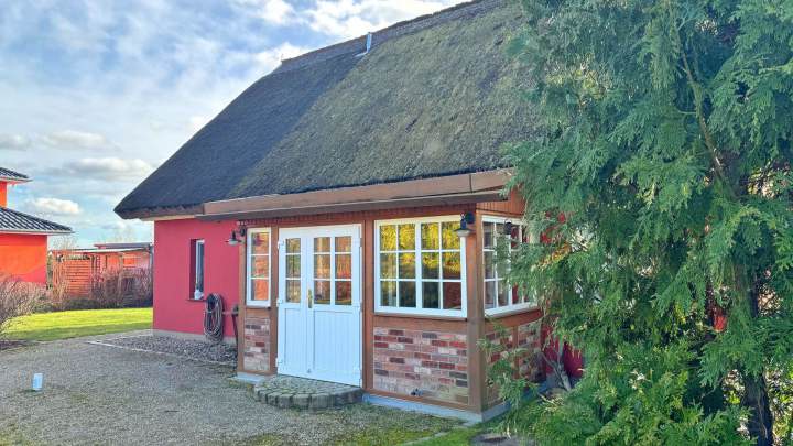 Charmantes Reetdachhaus in naturnaher Lage nahe dem Großen Jasmunder Bodden