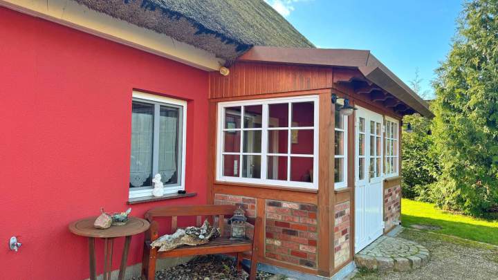 Charmantes Reetdachhaus in naturnaher Lage nahe dem Großen Jasmunder Bodden