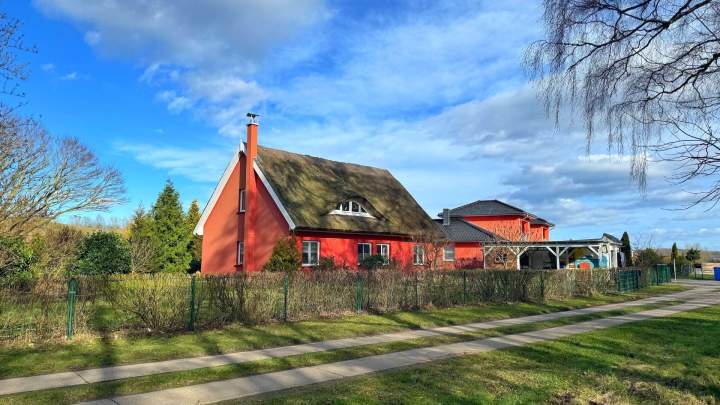 Charmantes Reetdachhaus in naturnaher Lage nahe dem Großen Jasmunder Bodden