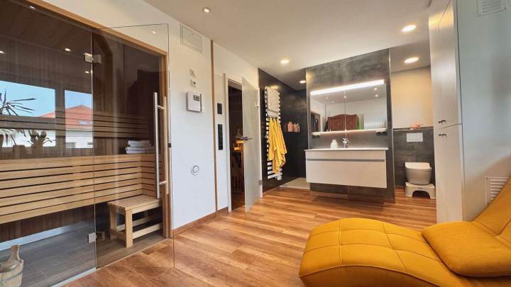 Modernes Reihenmittelhaus mit Wintergarten, Sauna, Kamin und Doppelcarport in Stralsund