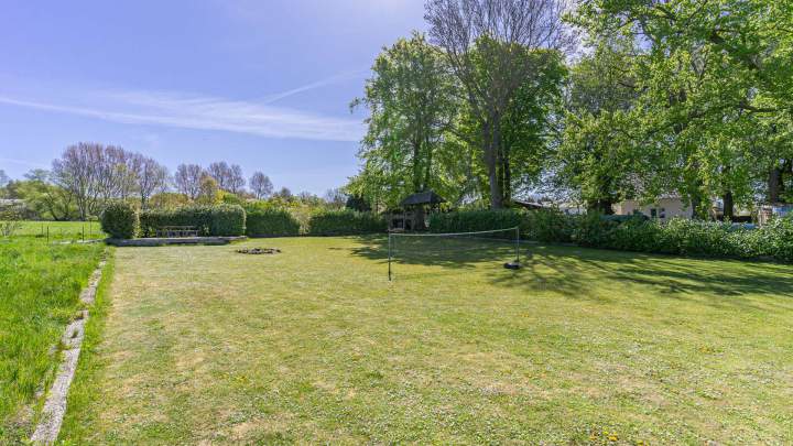 Gepflegtes Ensemble in Wassernähe