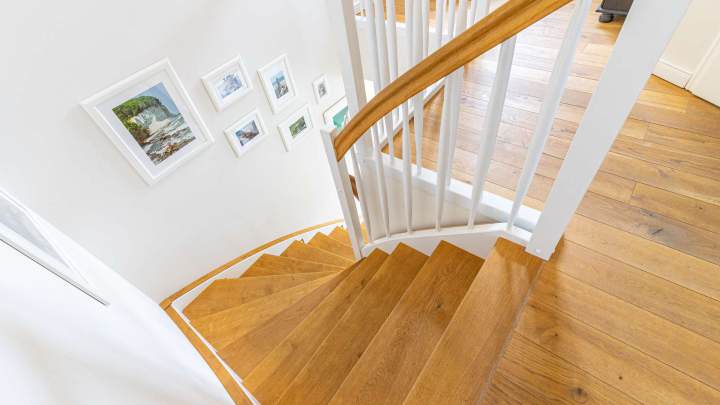 Gepflegtes Ensemble in Wassernähe