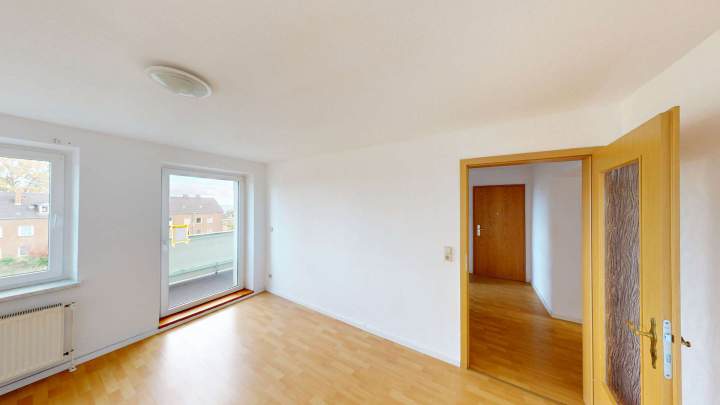 Bezugsfreie 4-Raum-Wohnung mit Balkon, Kellerraum und Pkw-Stellplatz