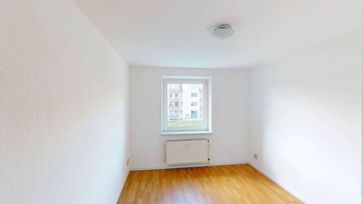 Bezugsfreie 4-Raum-Wohnung mit Balkon, Kellerraum und Pkw-Stellplatz