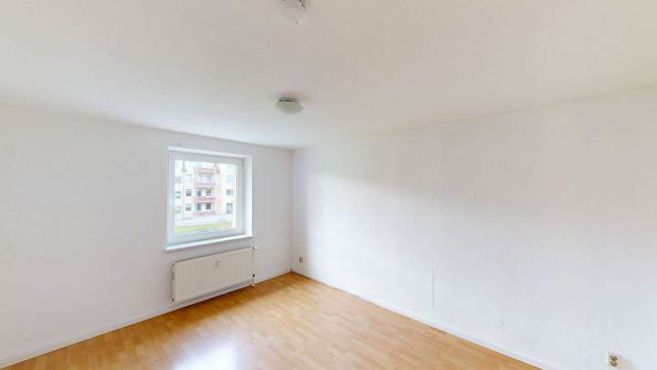 Bezugsfreie 4-Raum-Wohnung mit Balkon, Kellerraum und Pkw-Stellplatz