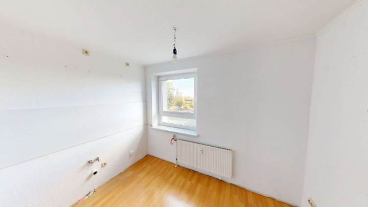 Bezugsfreie 4-Raum-Wohnung mit Balkon, Kellerraum und Pkw-Stellplatz