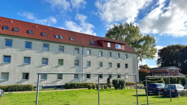 Bezugsfreie 4-Raum-Wohnung mit Balkon, Kellerraum und Pkw-Stellplatz