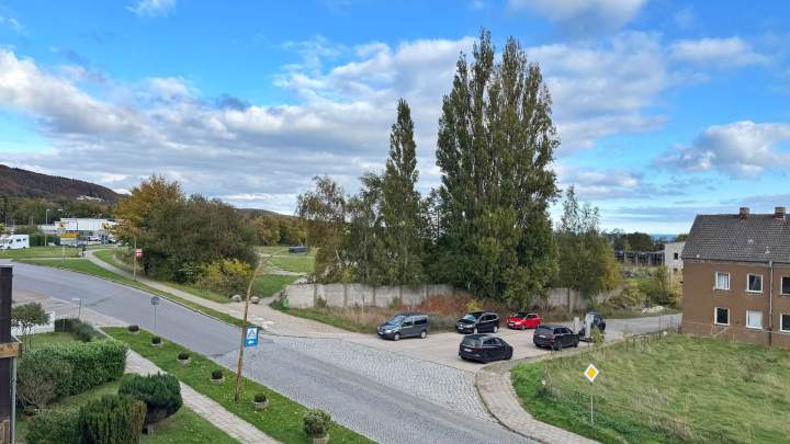 Bezugsfreie 4-Raum-Wohnung mit Balkon, Kellerraum und Pkw-Stellplatz