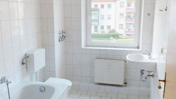 Bezugsfreie 4-Raum-Wohnung mit Balkon, Kellerraum und Pkw-Stellplatz