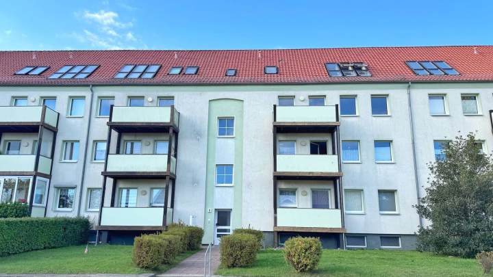 Bezugsfreie 4-Raum-Wohnung mit Balkon, Kellerraum und Pkw-Stellplatz