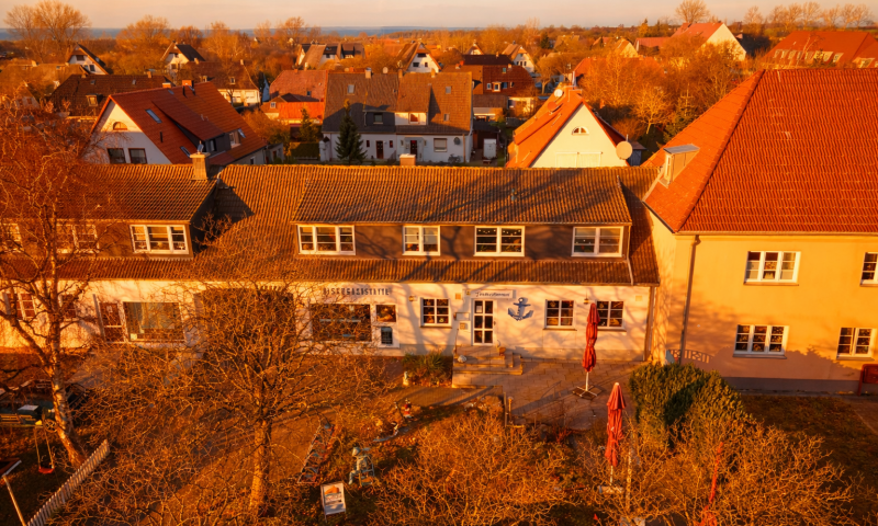 Wohnen und Gastgewerbe in bester Lage auf Rügen – Eigentumswohnung mit Gaststätte