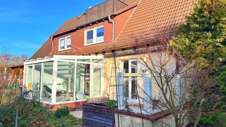 Doppelhaushälfte mit großem Grundstück – flexibel nutzbar in zentraler Ortslage im Norden Rügens